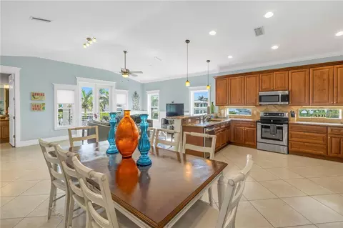 Dining - 105 4th St S, Bradenton Beach, FL 34217 photo 1 of 7