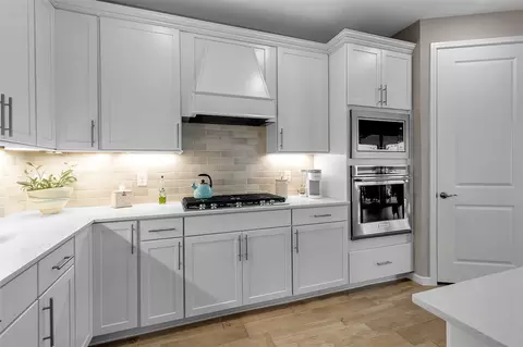 Kitchen - 8945 Coastal Key Way, Parrish, FL 34219 photo 11 of 13
