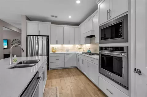 Kitchen - 8945 Coastal Key Way, Parrish, FL 34219 photo 7 of 13