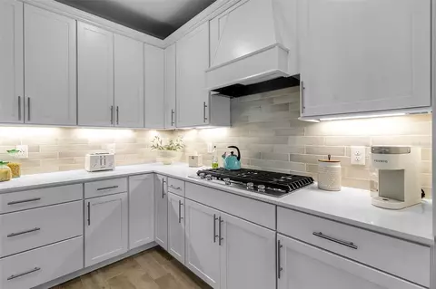 Kitchen - 8945 Coastal Key Way, Parrish, FL 34219 photo 9 of 13