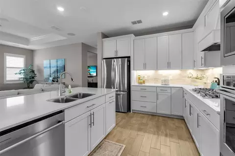 Kitchen - 8945 Coastal Key Way, Parrish, FL 34219 photo 8 of 13