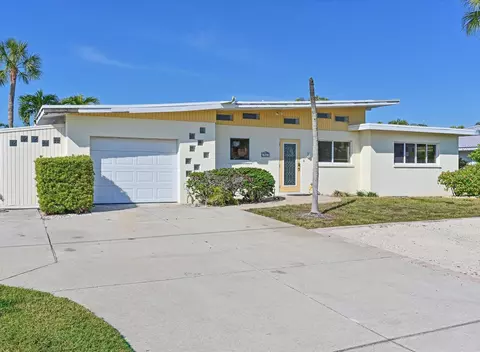 512 Key Royale Dr, Holmes Beach, FL 34217