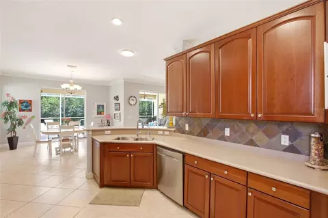Kitchen - 7131 67th Ter E, Bradenton, FL 34203 photo 2 of 5