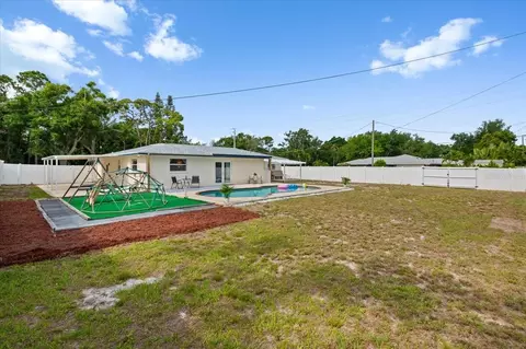 Exterior - 7816 3rd Ave W, Bradenton, FL 34209 photo 11 of 13