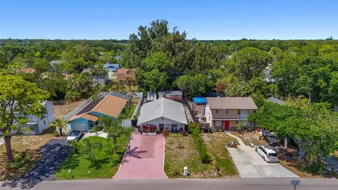 831 Winter Garden Dr, Sarasota, FL 34243