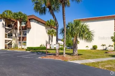 208 NE Monroe Cir N #307, Saint Petersburg, FL 33702