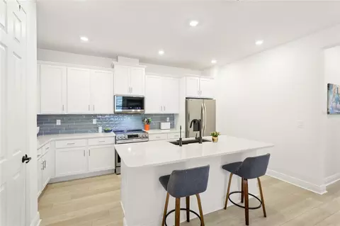 Kitchen - 10927 Bluestem Cv, Parrish, FL 34219 photo 2 of 3