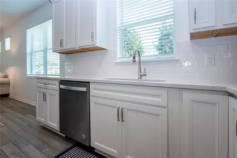 Kitchen - 9578 Coastline Way, Parrish, FL 34219 photo 5 of 8