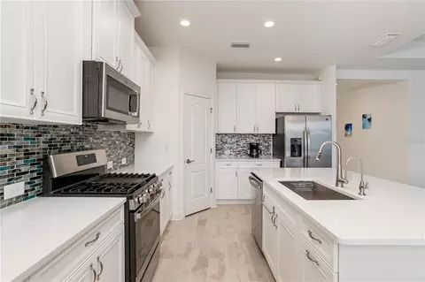 Kitchen - 3410 Box Turtle Ter, Parrish, FL 34219 photo 6 of 7