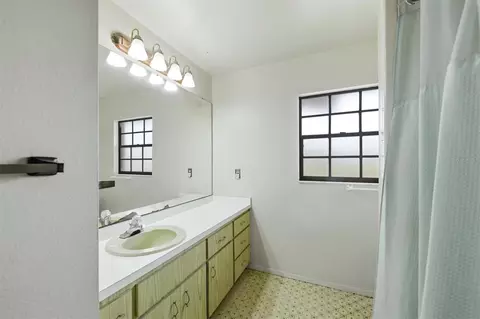 Bath - 9704 25th St E, Parrish, FL 34219 photo 3 of 3