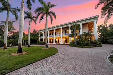 8132 Sanderling Rd, Sarasota, FL 34242