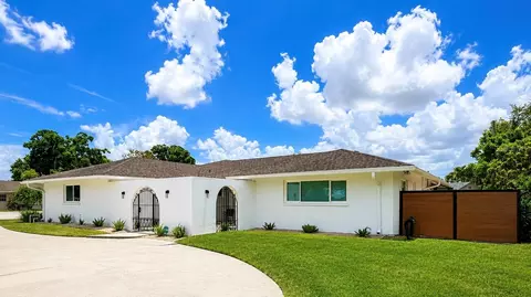 2806 Satsuma Dr, Sarasota, FL 34239