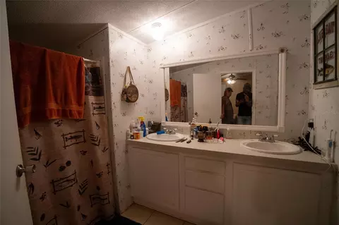 Bath - 1809 E Holiday Dr, Lorida, FL 33857 photo 1 of 3