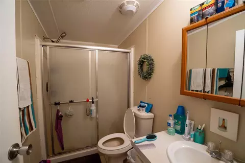 Bath - 1809 E Holiday Dr, Lorida, FL 33857 photo 3 of 3