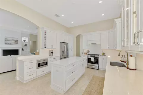 Kitchen - 13987 Siena Loop, Bradenton, FL 34202 photo 5 of 5