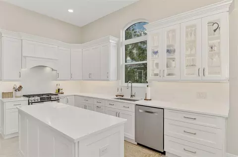 Kitchen - 13987 Siena Loop, Bradenton, FL 34202 photo 2 of 5