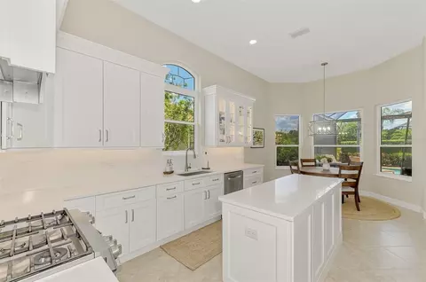 Kitchen - 13987 Siena Loop, Bradenton, FL 34202 photo 3 of 5