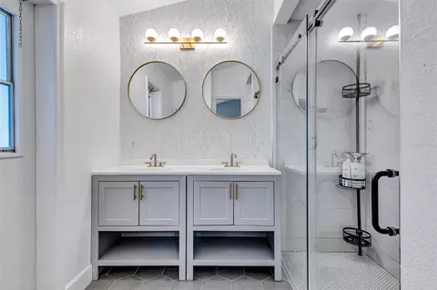 Bath - 4909 6th Ave E, Bradenton, FL 34208 photo 1 of 5