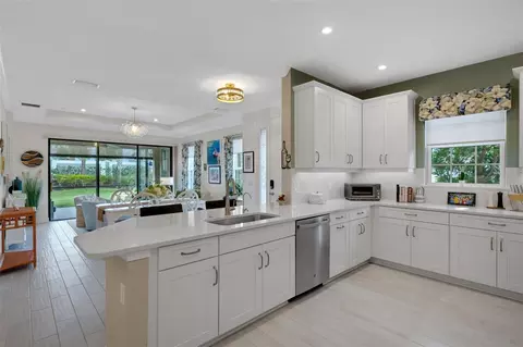 Kitchen - 6324 Plateau Ct, Bradenton, FL 34203 photo 4 of 7