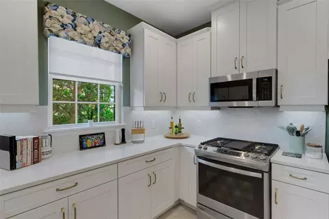 Kitchen - 6324 Plateau Ct, Bradenton, FL 34203 photo 5 of 7