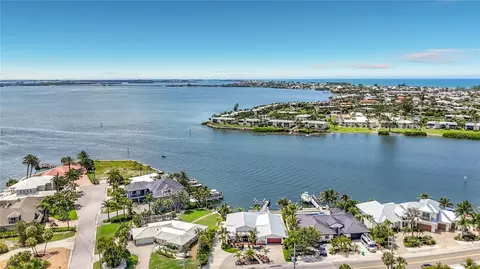 605 Key Royale Dr, Holmes Beach, FL 34217