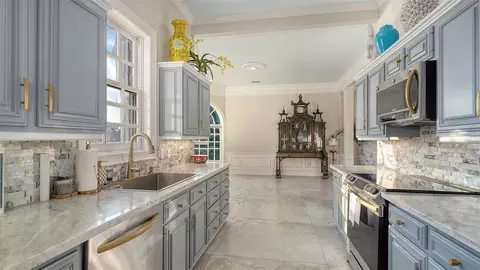 Kitchen - 75 Osprey Point Dr, Osprey, FL 34229 photo 2 of 4