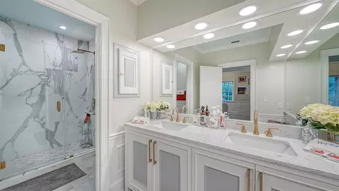 Bath - 75 Osprey Point Dr, Osprey, FL 34229 photo 1 of 4