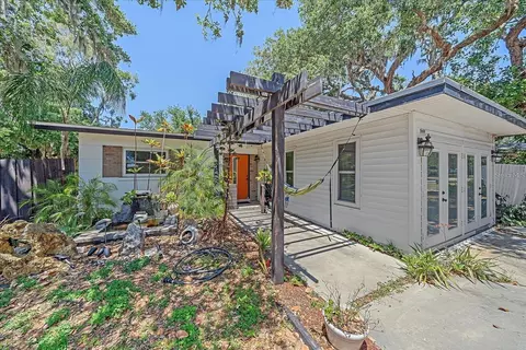 3281 8th St, Sarasota, FL 34237