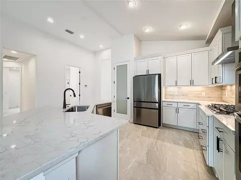 Kitchen - 4214 Sea Marsh Pl, Parrish, FL 34219 photo 6 of 7