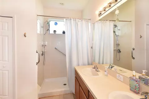 Bath - 11223 82nd St E, Parrish, FL 34219 photo 2 of 3