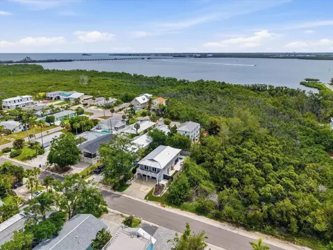 View/Area - 2811 Avenue C, Holmes Beach, FL 34217 photo 3 of 14