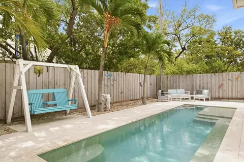 Exterior - 2811 Avenue C, Holmes Beach, FL 34217 photo 5 of 11