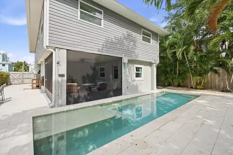 Exterior - 2811 Avenue C, Holmes Beach, FL 34217 photo 2 of 11