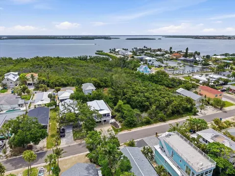 View/Area - 2811 Avenue C, Holmes Beach, FL 34217 photo 2 of 14