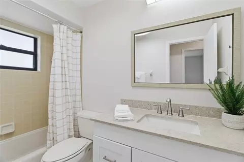 Bath - 442 Pendleton Dr, Venice, FL 34292 photo 5 of 5