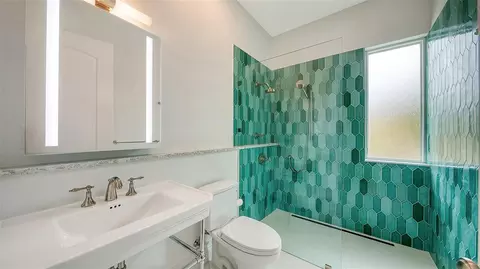 Bath - 360 N Point Rd, Osprey, FL 34229 photo 5 of 5