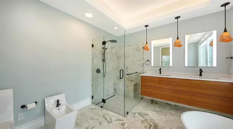 Bath - 360 N Point Rd, Osprey, FL 34229 photo 2 of 5