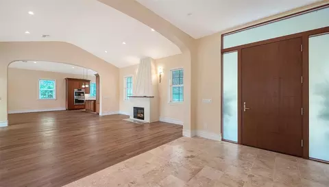 Living - 360 N Point Rd, Osprey, FL 34229 photo 1 of 3