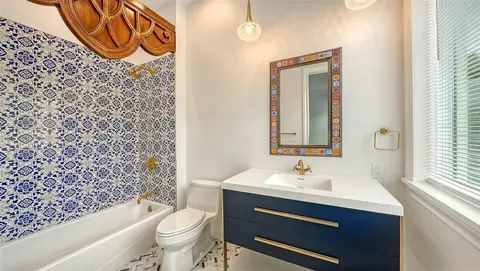 Bath - 360 N Point Rd, Osprey, FL 34229 photo 4 of 5