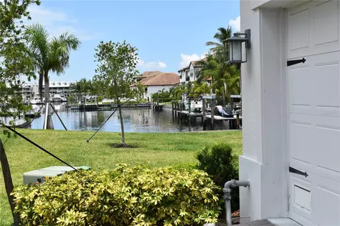 Exterior - 3027 Bermuda Sloop Cir, Ruskin, FL 33570 photo 2 of 12