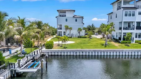 Exterior - 3027 Bermuda Sloop Cir, Ruskin, FL 33570 photo 11 of 12