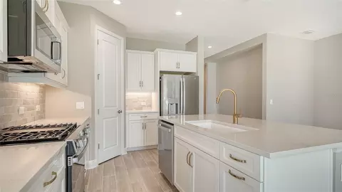 Kitchen - 10026 Cross River Trl, Parrish, FL 34219 photo 3 of 4