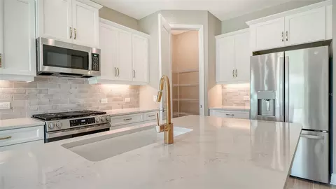 Kitchen - 10026 Cross River Trl, Parrish, FL 34219 photo 2 of 4