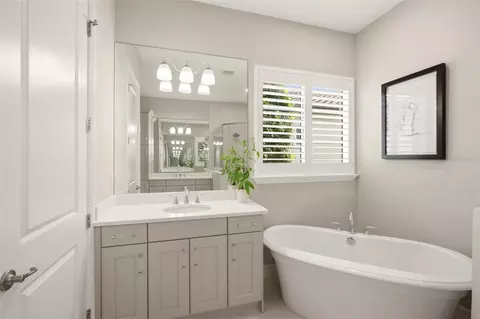 Bath - 7908 Matera Ct, Bradenton, FL 34202 photo 3 of 8