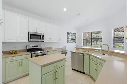 Kitchen - 428 Snapdragon Loop, Bradenton, FL 34212 photo 3 of 4