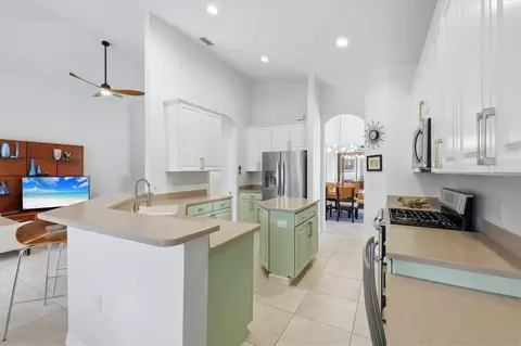 Kitchen - 428 Snapdragon Loop, Bradenton, FL 34212 photo 2 of 4