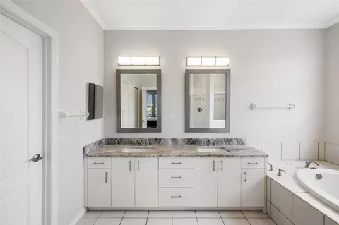 Bath - 4705 78th Ct E, Bradenton, FL 34203 photo 2 of 7