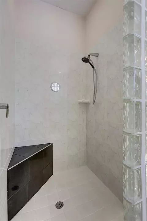 Bath - 360 46th Ct E, Bradenton, FL 34208 photo 4 of 5