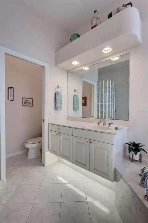 Bath - 360 46th Ct E, Bradenton, FL 34208 photo 3 of 5