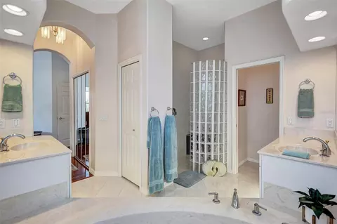 Bath - 360 46th Ct E, Bradenton, FL 34208 photo 2 of 5